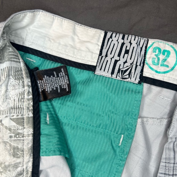 Volcom Frickin Plaid 22in shorts size 32 - Picture 2 of 6